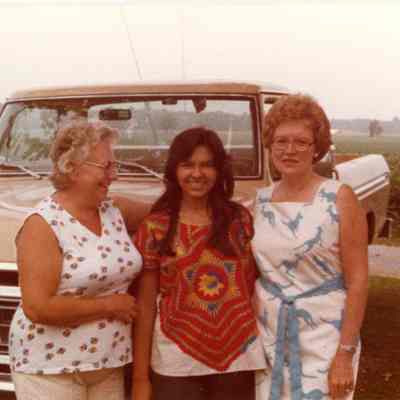 Photograph of Carolina Cayuela and two unidentified women
