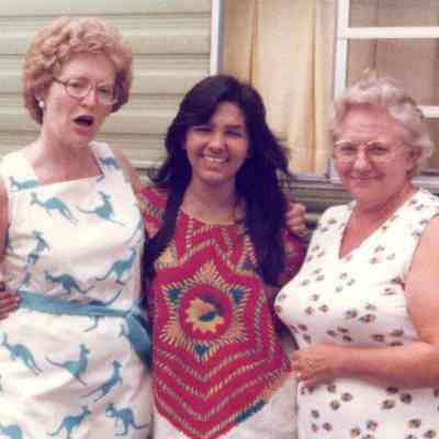 Photograph of Carolina Cayuela and two unidentified women