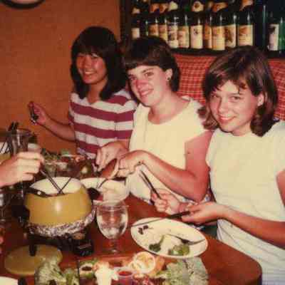 Photograph of Mauri, Amy Dorman, and Liz Richards at Fondue Gallery, Jun 1984