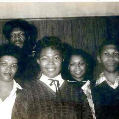 Photograph of Doris, Oliver, Jacqueline Baine, Joanne, and Sherron