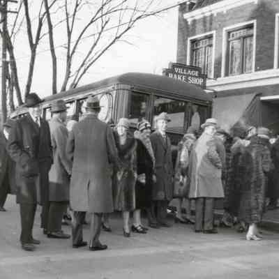 P86-273 Unidentified Tour Group at North End of Hammerschmidt Building on North Main Street (early 1930s?)