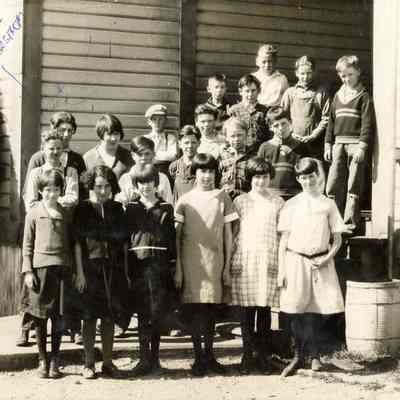 A group of schoolchildren in front of an unknown schoolhouse, labeled is Axel Soderstrom: 2023_001_I_F_a06