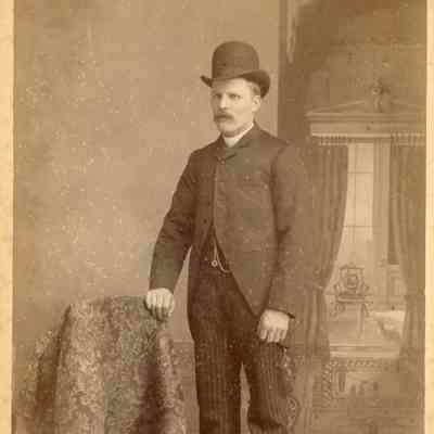 Handwritten caption on back reads "Isaak Thos.": 2024.III.I.3.004