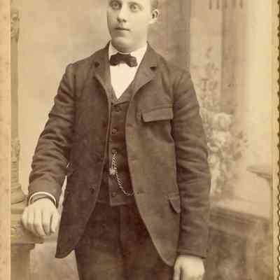 Handwritten Caption on back reads "Elmer Guran.": 2024.III.I.3.006