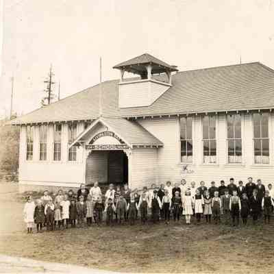Large format black and white photograph of the Livingston Bay Schoolhouse and the attending children: 2023.001.I.F.c03