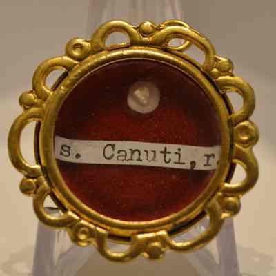 Canut, R