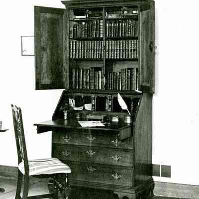 Desk B