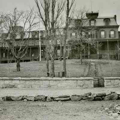 Green Court Inn A