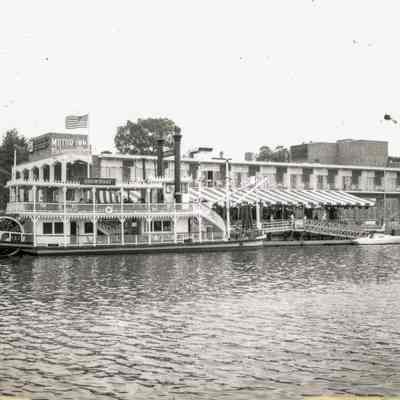 Showboat Motor Inn D