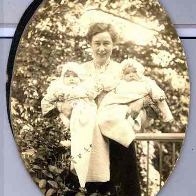 Constant Holley MacRae with Daughters