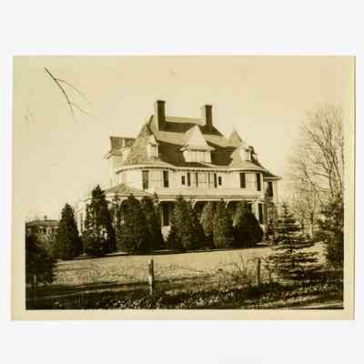 Naugle Residence Field Point Drive E