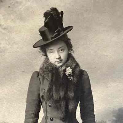 Woman in fancy hat