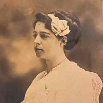 Woman with bow in hair