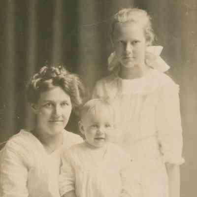 Marion Pike Ray with her children Annis and David.