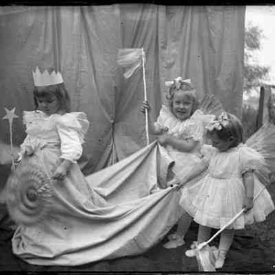 Children in costumes/GP1.3419