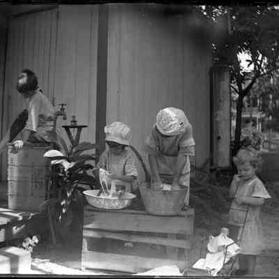 Cox children playing house/GP1.2817