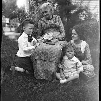 Grandmother, mother and children/GP1.3550