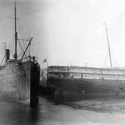 Steam ships on St. Johns River at the Jacksonville Terminals, 1910s.