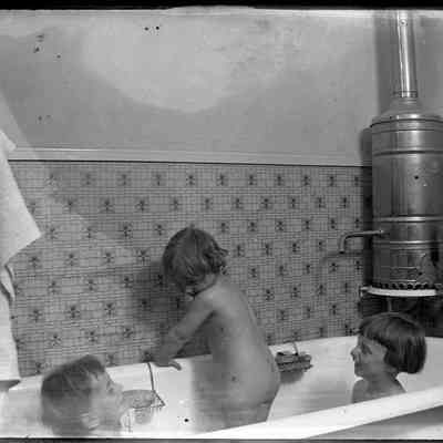 Scott children at bathtime/GP1.3723