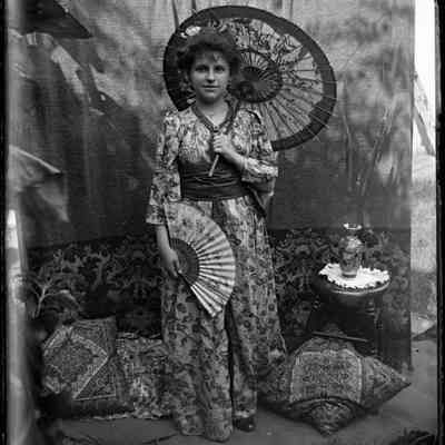 Girl in costume/GP1.3765