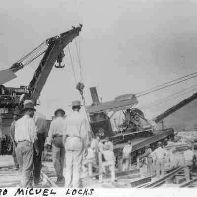 Workers at the Pedro Miguel Locks, 1913.
