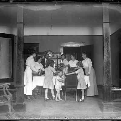 Family in dining room/GP1.3814