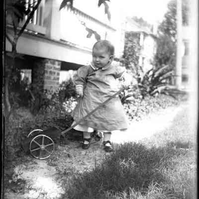 Child with toy wagon/GP1.3818