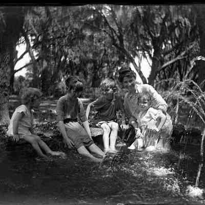 Cox children at fountain/GP1.3837