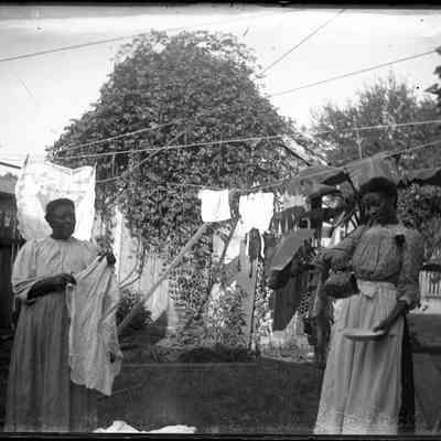 African-American women hanging clothes/GP1.3885