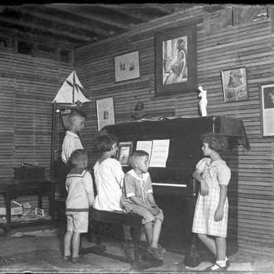 Cox children at piano/GP1.3910