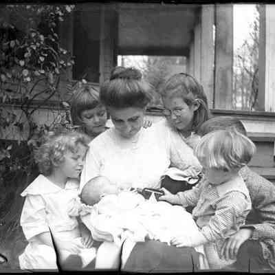 Alice Cox and children/GP1.3938