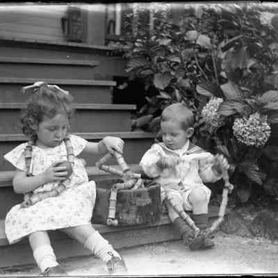 Children with spool necklaces/GP1.4061
