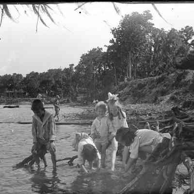 Cox children at river/GP1.4066