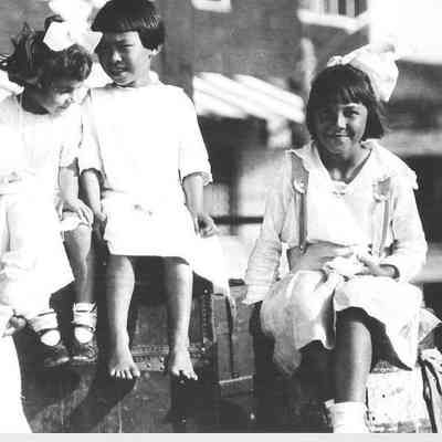 Girls on Barrels and Boxes, 1915