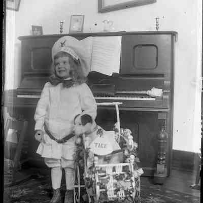 Girl in Buster Brown costume with Tice/GP1.931