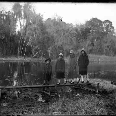 Scott children at Fishweir Creek/GP1.945