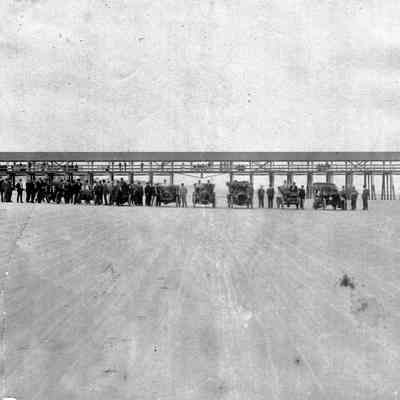 Start of a car race at Atlantic Beach, 1906.