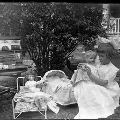 Girl playing with dolls/GP1.1058