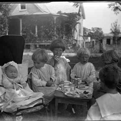 Cox children tea party/GP1.1086