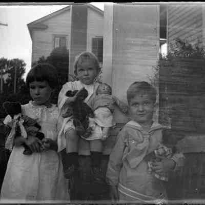Cox children with Teddy bears/GP1.1087