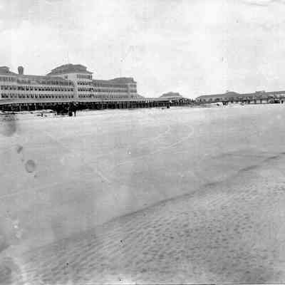 Race car no. 15 at Atlantic and Pablo Beach, 1906.