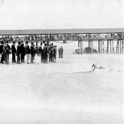 Crowd of race watchers at Atlantic Beach, 1906.