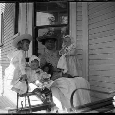 Durkee children with nanny/GP1.1159