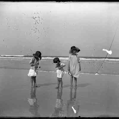 Scott children on the beach/GP1.1185