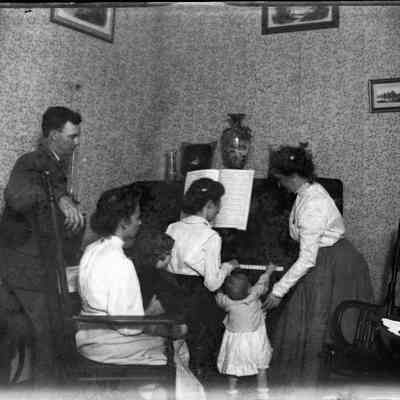 Family life playing pianoGP1.1335