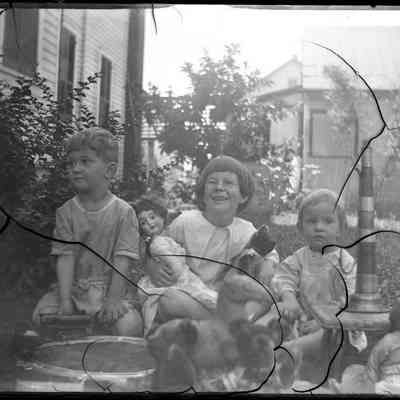 cHILDREN WITH TOYS/GP1.1384