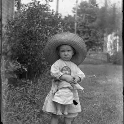 Child with doll/GP1.1392