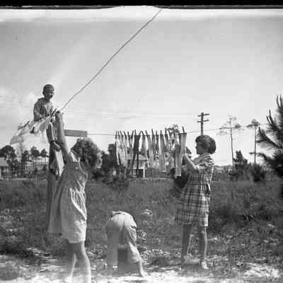 Cox children hanging clothes, Miami/GP1.1537