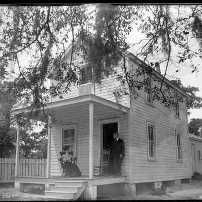 Couple on front porch/GP1.1540