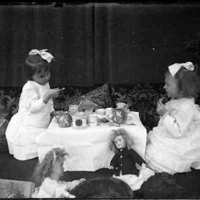 Caroline and Cordelia Durkee, tea party/GP1.1598